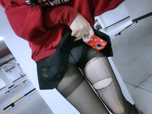 onenightinbj: otakucat-loly: 來個怪叔叔把我抓走吧！！ 帶我回家- 然后帮我把寒假数理化作业写完有大赏！！ 地下停车场露出
