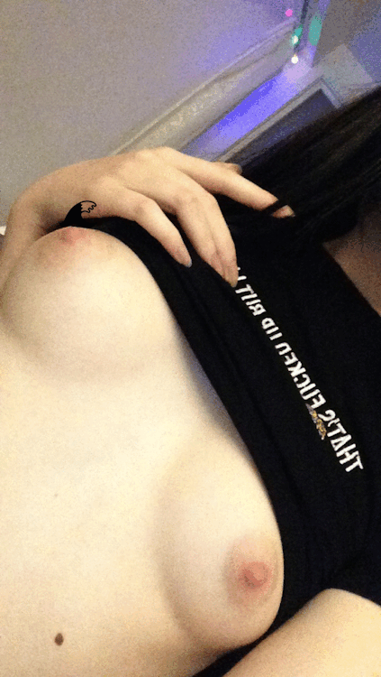 xxxchokemedaddy: More small boob jiggles~