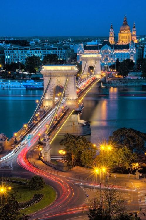 our-amazing-world:  Chain Bridge, Budapest  Amazing World 