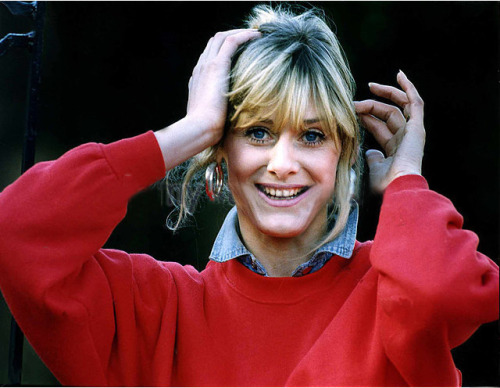 sasstermasters-quarter:Sarah Lancashire in -even if it’s a solid 20 years ago- a pretty cool o