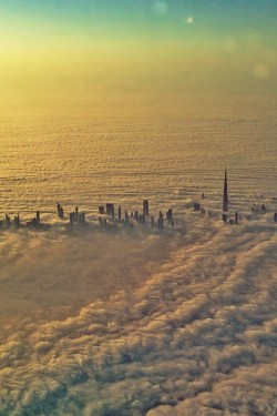 astratos:  Burj khalifa under foggy  |  Aylin