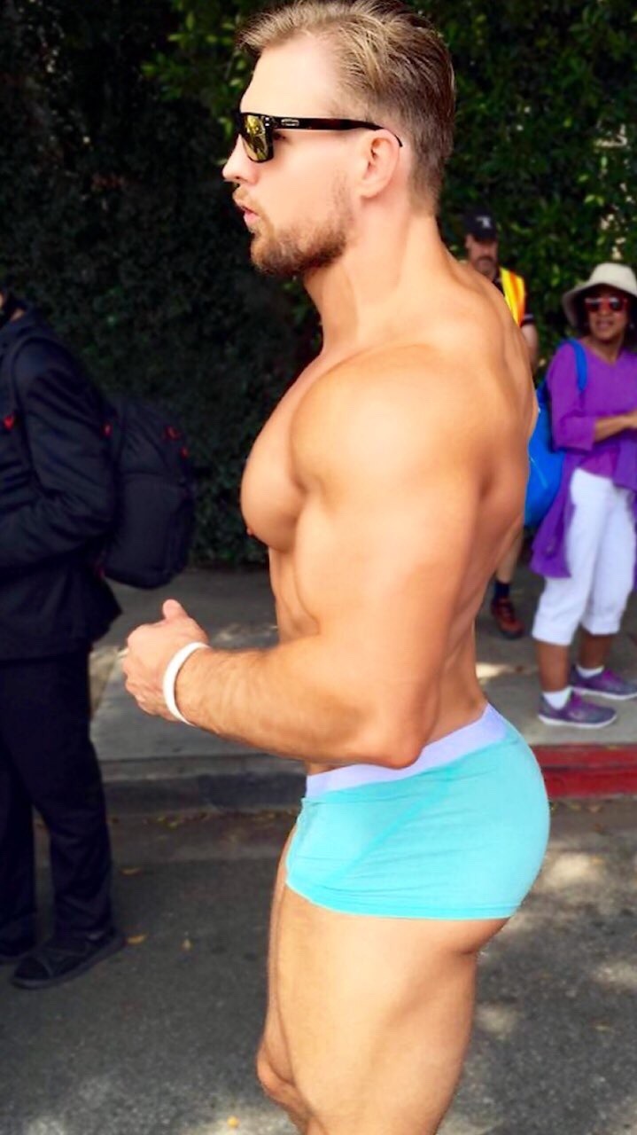 pushmybottoms:  #squatgoals  www.pushmybottoms.tumblr.com