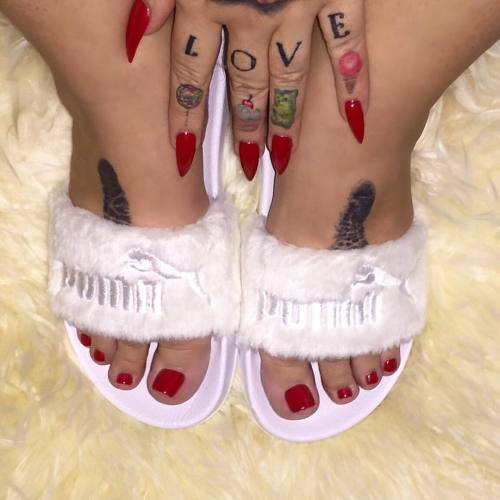 elkestallion:  Ok so after a good friend suggested and me thinking long and hard I’ve decided to start a feet/toes/heels lover page that will showcase my heels, feet and toes!!! If you are a lover feel free to follow @elkefeet and enjoy my posts! #feet