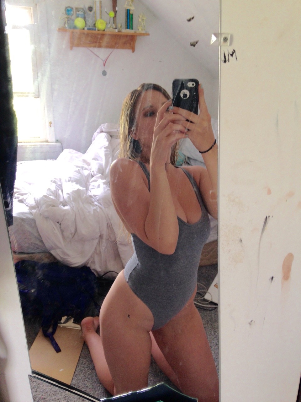loudandoffthewall:  use ur sister’s room to be a hoe, especially when her light
