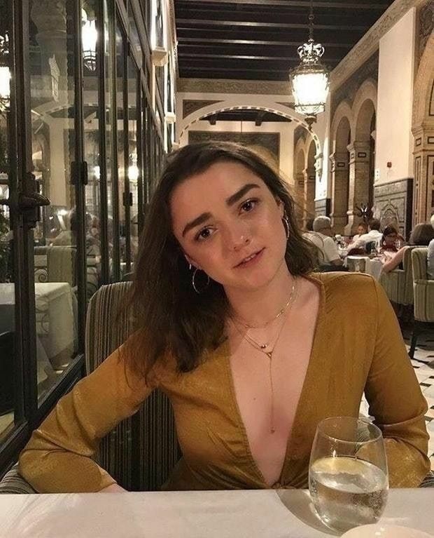 Please reblog and follow The Hottest Hollywood Celebs 
Maisie Williams