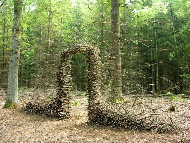 f-l-e-u-r-d-e-l-y-s:  Gravity-Defying Land Art by Cornelia Konrads German artist 