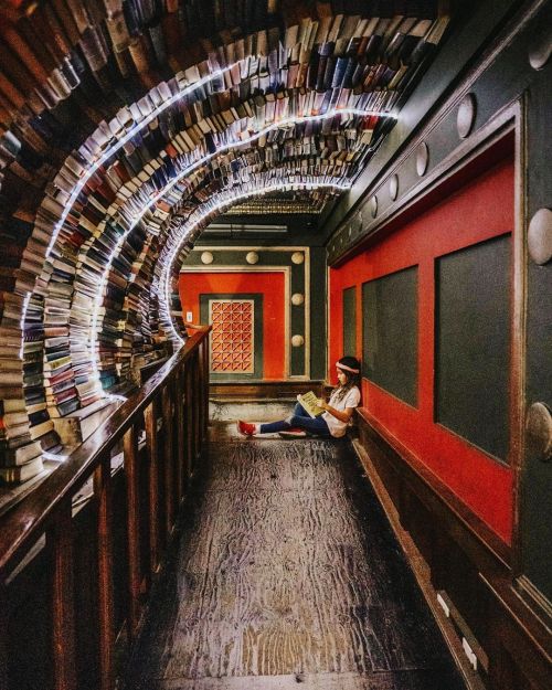 mizminx: utwo:   Do you like visiting libraries or bookstores when you travel? © madeline lu    Heaven 😍  Gorgeous.
