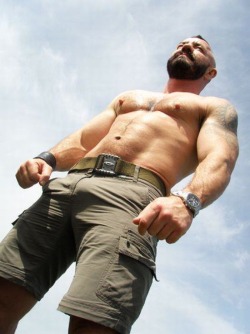 realmenstink:  HOT DAD HAS A NICE BULGE AND SOME PERKY NIPS !!! 