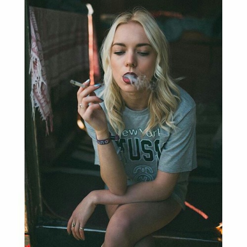 cumfilldformom: Mmmmmm #smokingfetish