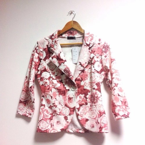 How cute is this floral blazer that’s just arrived?? #loveit #floral #roses #pretty #flowers #