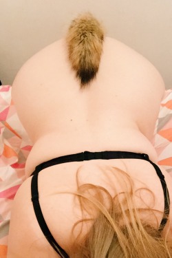 good-girls-deserve-spanks-too:  Look how pretty I look with my tail!  Amo&hellip;