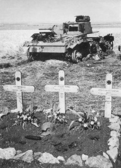 bmashina:    The grave of German soldiers against the backdrop of their destroyed tank Pz.Kpfw. III   