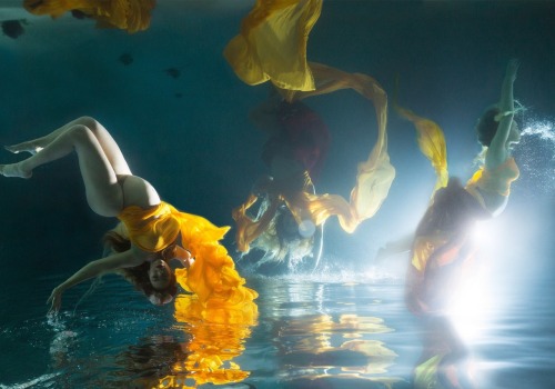 XXX flyandfamousblackgirls:  Beyoncé’s underwater photo