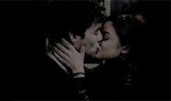 theliarsdaily:every episode of pll: 1x01♡ pilot “not everyone dreams of making it in Rosewood. some 