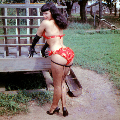 Porn photo vintagegal:  Bettie Page in one her handmade