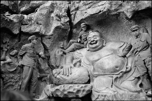 akaixab:Inge Morath: Soldados nunha escultura de Buda perto de Hangzhou (China, 1978)