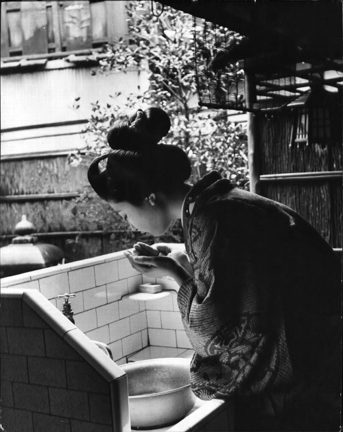 Novice geisha prepares to meet patrons, Japan, 1946Ph. Alfred Eisenstaedt