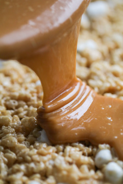 sweetoothgirl:  PEANUT BUTTER SALTED CARAMEL KRISPIE TREATS