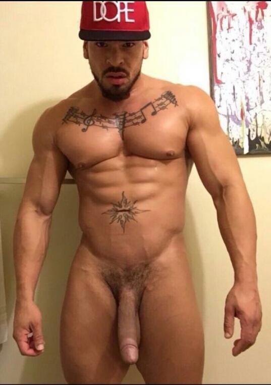 letmetakeadicpic:  Nothing better than a guy showing off what he’s got! If you’d