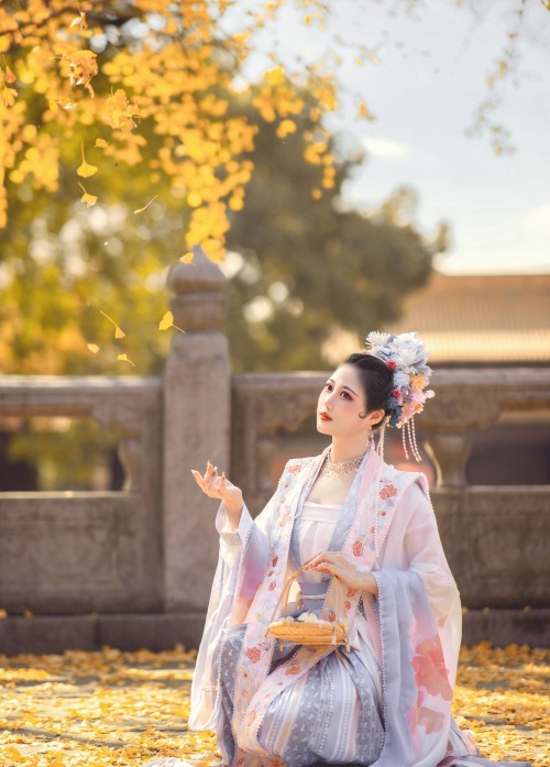 ziseviolet:Chinese hanfu in Song dynasty-style.