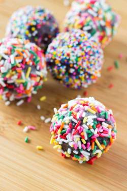 ilovedessert:  Chocolate Doughnut Holes