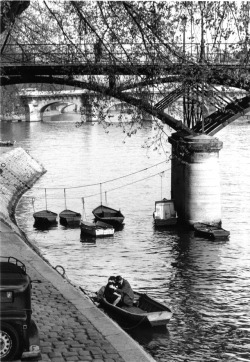semioticapocalypse:Willy Ronis. Les amoureux sous le Pont des Arts. 1959  [::SemAp Twitter || SemAp::]