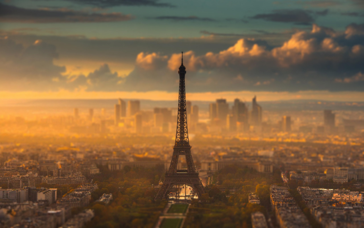sixpenceee:  Tilt-shift photography makes normal photos look like tiny models. 