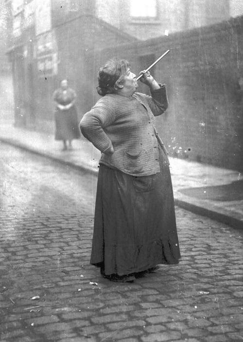 luzfosca:Mary Smith earned six pence a week shooting dried peas at sleeping workers’ windows in East