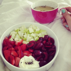 r-osalita:  freshnfit:  breakfast~ chopped strawberries, apple and cherries with greek yoghurt and agave syrup. with my last skinny me tea :)  yummm 