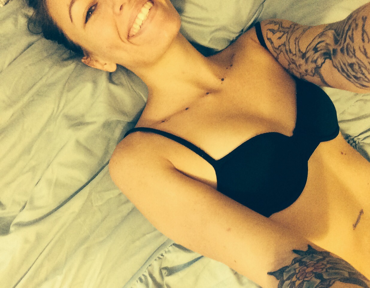 jayrari:  bellusterra:  Hey hey little sunshines😘 bellusterra  😍😍😍😍😍