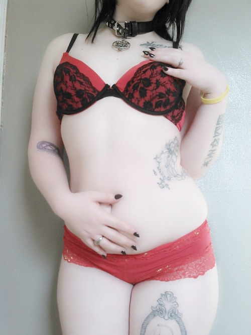 gothikagrotesque:  I’m sorry but I love how I look in red. 