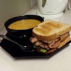 Toasted roast beef, bacon and cheddar sandwich topped with lettuce and tomatoes. @jhane26 spoils me with great food so I gotta put more work into my lunches when she&rsquo;s not around