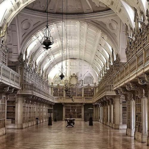 The Palace of Mafra is a stunning, massive Baroque and Neoclassical palace-monastery built in 1717 in Portugal. The library, pictured here, holds around 36,000 books. 📸: Photo regrammed from @alreadyplanned using #atlasobscura 🙌