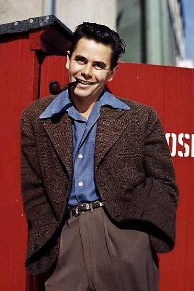 mrglennford:  An avid pipe smoker, Glenn Ford collected dozens of pipes during his
