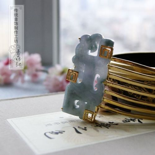 fouryearsofshades: 青荷记 (via 【青荷记】长假归来后，新品上架！！仿古龙纹翡翠插梳~~_汉服商家吧_百度贴吧) 青荷记 baicaoshougong.taobao