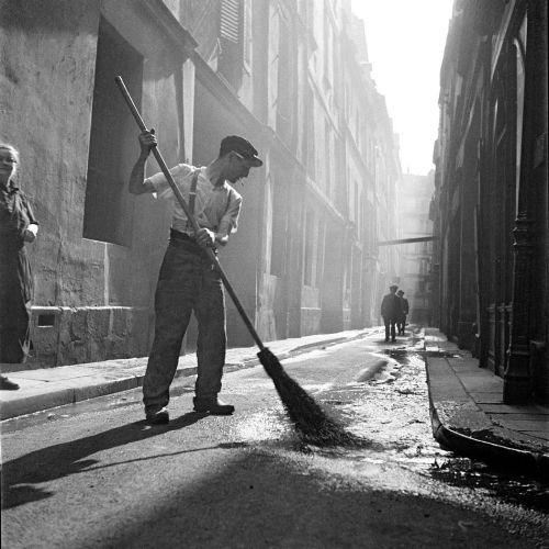 Roger Schall. Le balayeur de la rue Visconti, Paris. 1935