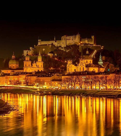 Salzburg bei Nacht ✨✨✨ © Raimund Pasch #weloveaustria #nightphotography #placetovisit #citylights #s