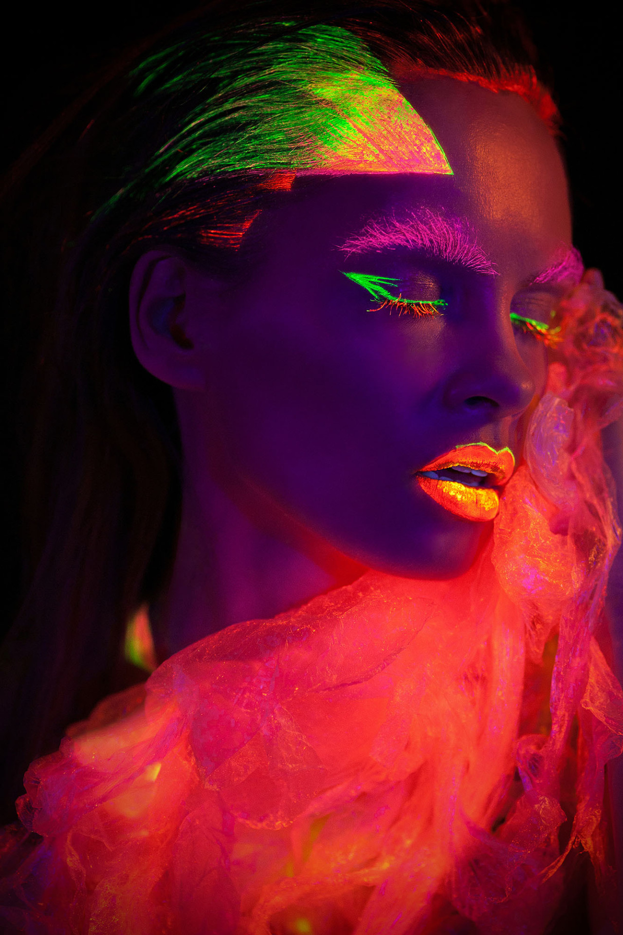 littlelimpstiff14u2:  Ultraviolet Glitter Portraits. Model: Natalia Szura. Photography: