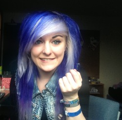 hello-vimto:  AHAHAHA my hairs actually dark blue, this wasn’t meant to happen.