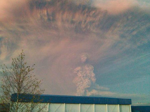 sixpenceee: After the eruption of the Calbuco volcano in Los Lagos, Chile, on Wednesday local reside