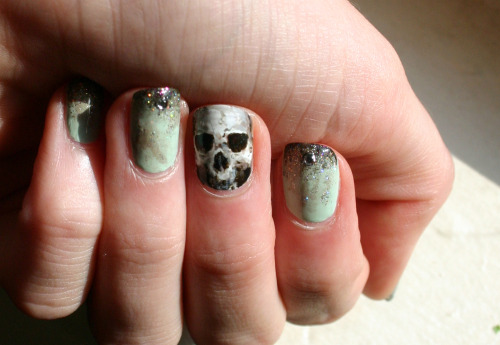 ladycrappo:  Based on Paul Koudounaris’ photographs of jeweled skeletons from early modern Europe. 
