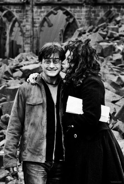 taissaland:  Daniel Radcliffe and Helena Bonham Carter being incredibly lovely on the sets of Harry Potter and the Deathly Hallows Part II 