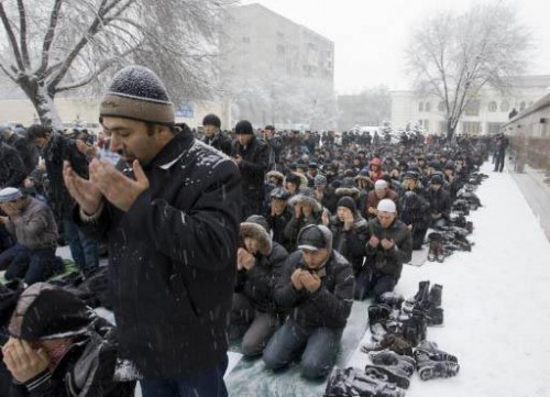 islamic-art-and-quotes: Kazakhstan Jum’a (Friday) Prayer in the Snow [Kazakhstan men attends Friday prayers under snowfall at the Central mosque in Almaty.] 