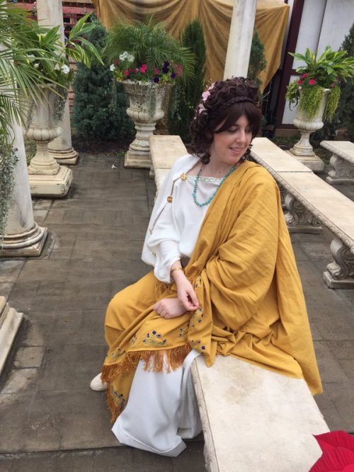 classicsenthusiast:bara-theon:made my costume for the Renaissance Faire this year loosely based on t