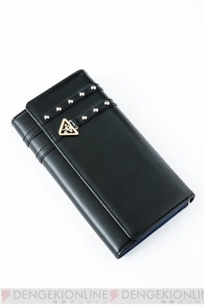 sliferthewhydidigeta:  Actual purses and wallets based on #yugioh (yugi and kaiba