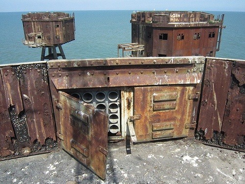 abandonedography:The Maunsell Sea Forts (via ricksphotos)