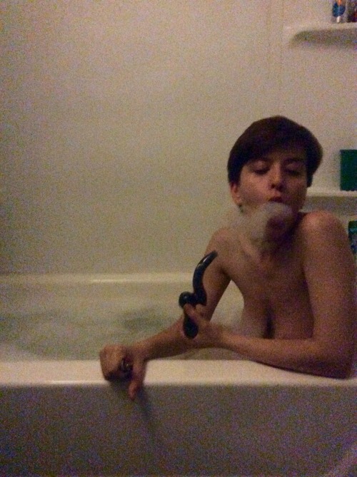 gabbigabriella:Bubbler in a bubble bath, with bad lighting