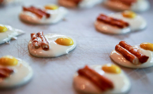 Candy Bacon and Eggs Tutorial from Ordinary Miracles Photography.  Super easy and only 3 ingredients