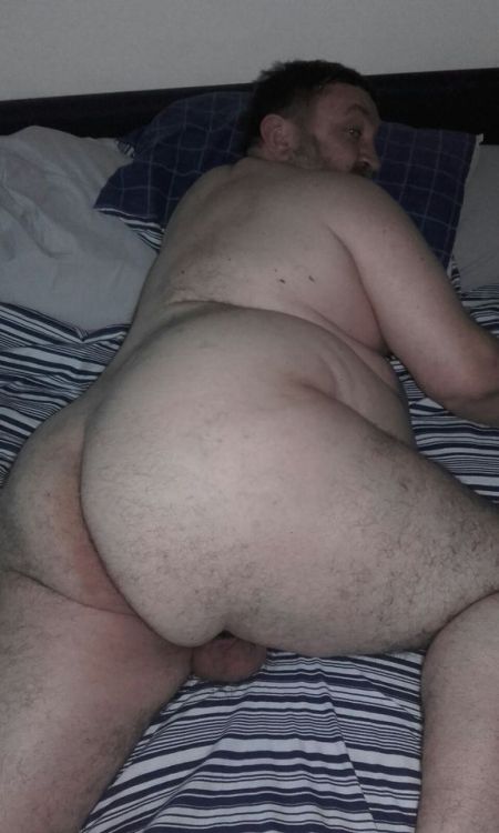 skinnyfatboy: big-gs-blog: Just a normal Monday afternoon chez Big G! Such a sexy bear!! Wow! Big an