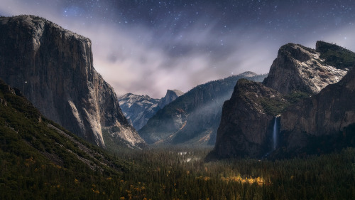 oneshotolive:  Moonlight night in the Yosemite Valley | You can even spot tiny climbers on El Capitan on the left. [OC][1920x1080] 📷: theurbanvoyager 